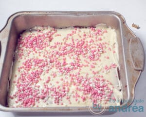 Fudge met witte chocolade topping en sprinkles