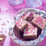 Red velvet fudge in een schaaltje