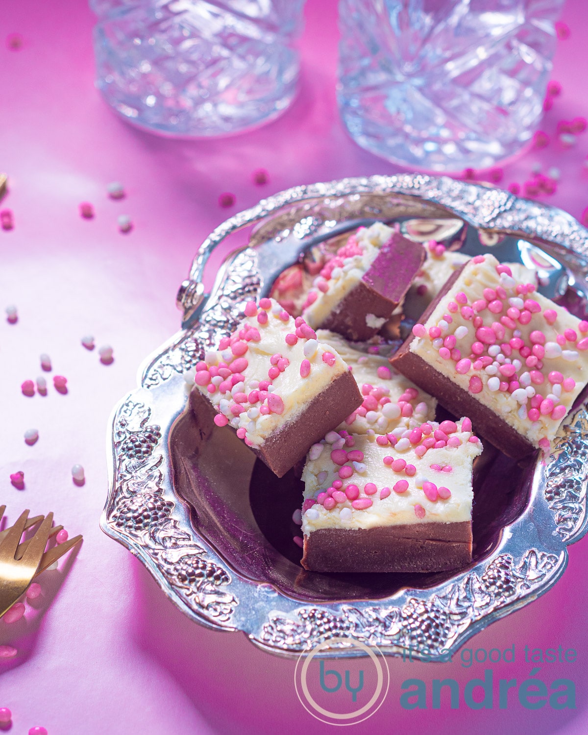 Red velvet fudge in een schaaltje