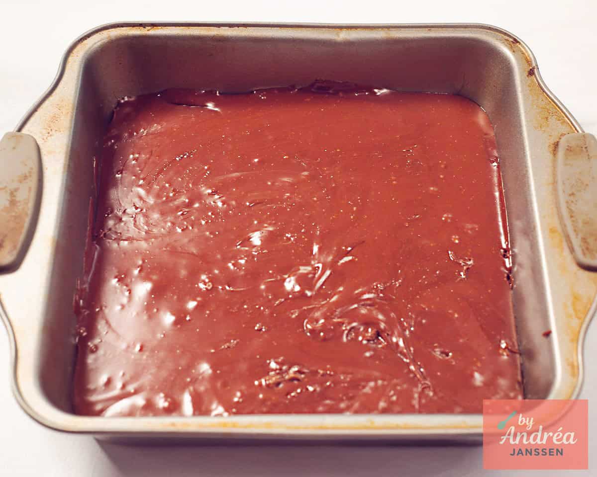 Een bakvorm met fudge beslag.
