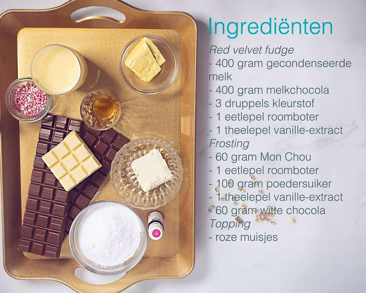 Ingredienten Red velvet fudge met muisjes op een gouden dienblad, ernaast een tekstbeschrijving van de ingrediënten