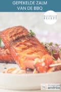 Een stuk zalm waar een stukje op een vork is geprikt. Een tekst: makkelijk recept, gepekelde zalm van de bbq
