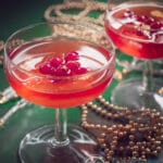 2 glazen met cosmopolitan cocktail met rode bessen
