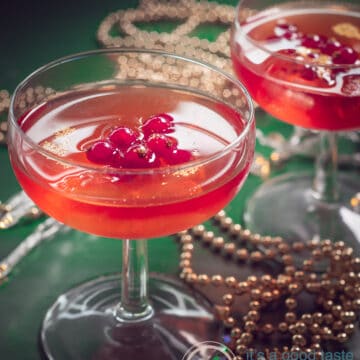 2 glazen met cosmopolitan cocktail met rode bessen