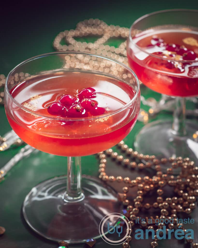 2 glazen met cosmopolitan cocktail met rode bessen