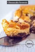 Een deel van een brownie met cheesecake waar een stuk vanaf is gesneden. Een tekst bovenin: cheesecake brownie