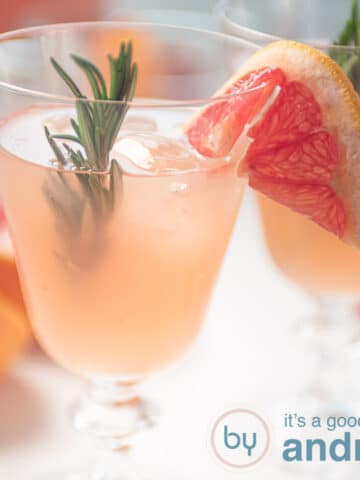 Vierkante uitsnede rozemarijn grapefruit cocktail