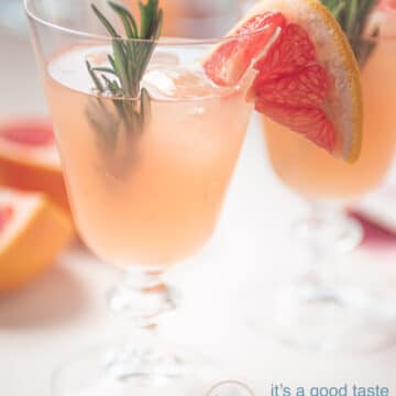 Twee glazen Grapefruit mocktail met rozemarijn garnering rozemarijn en grapefruit