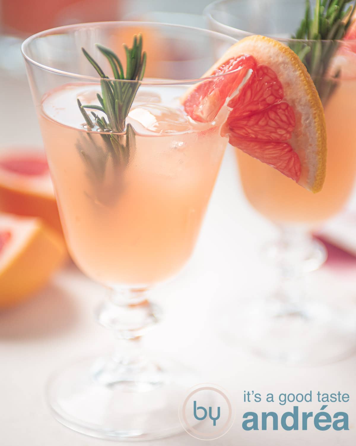 Twee glazen Grapefruit mocktail met rozemarijn garnering rozemarijn en grapefruit