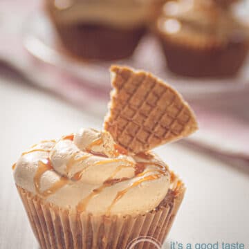 Een stroopwafelcake met stroopwafel op de voorgrond op de achtergrond een aantal cupcakes