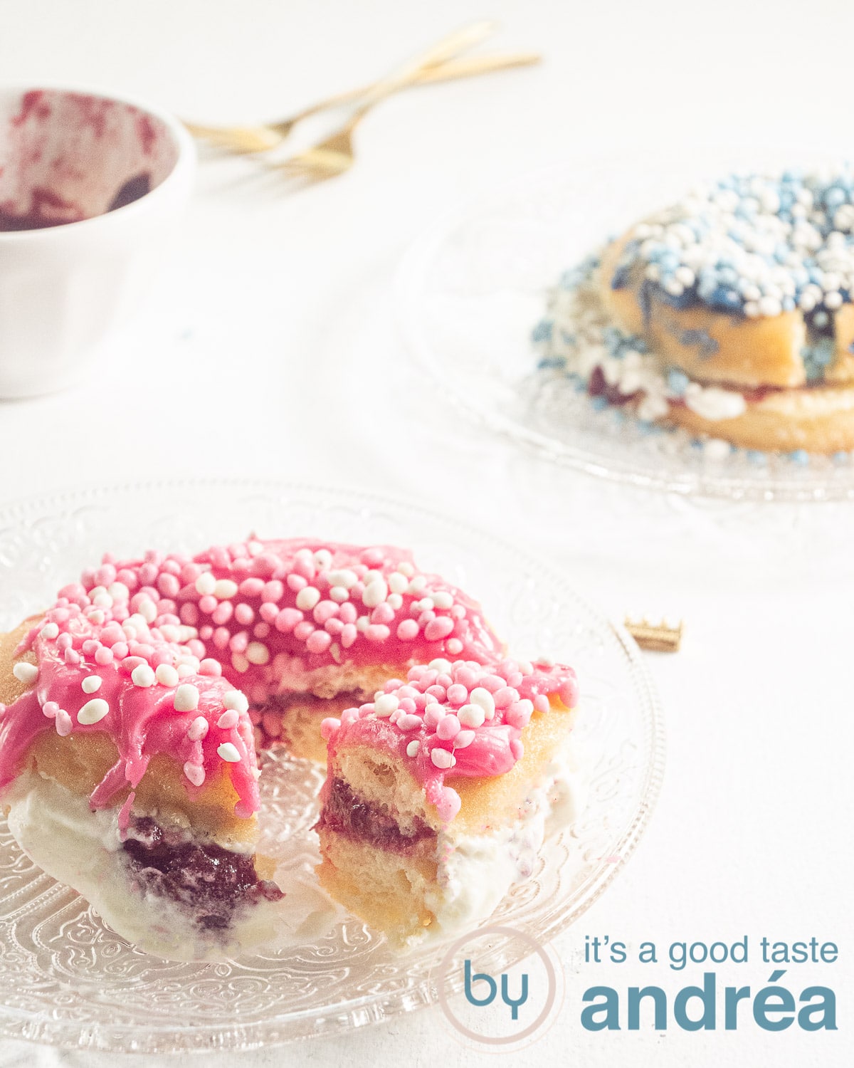 twee donuts met blauwe en roze muisjes en jam