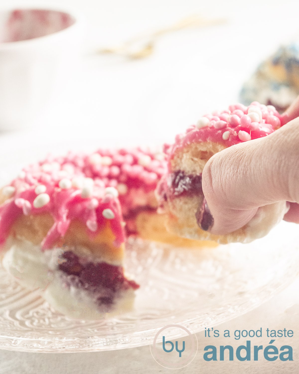 Hand die een stukje donut pakt