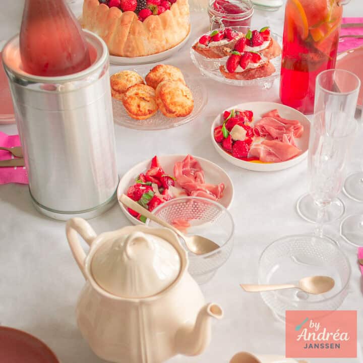 Een vierkante foto met high tea met aardbeien recepten.