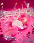 twee glazen met caipirinha op een roze achtergrond