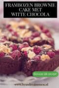 Een deel van een cake van brownie met witte chocola en frambozen. Een tekst: frambozen brownie cake met witte chocola