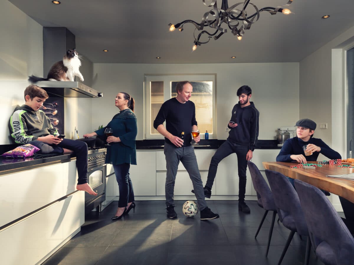 Mijn gezin (5 personen) in de keuken en de kat Rakker