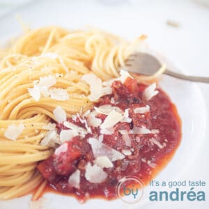 vierkante uitsnede pasta saus uit de slowcooker