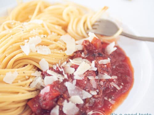 vierkante uitsnede pasta saus uit de slowcooker