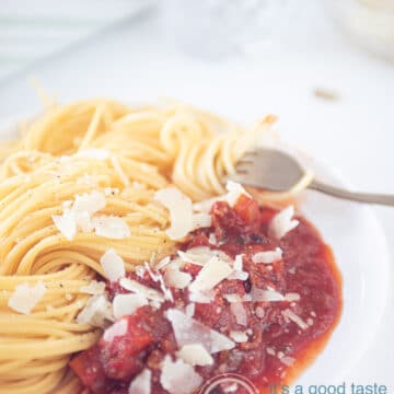 een bord met pastasaus en spaghetti