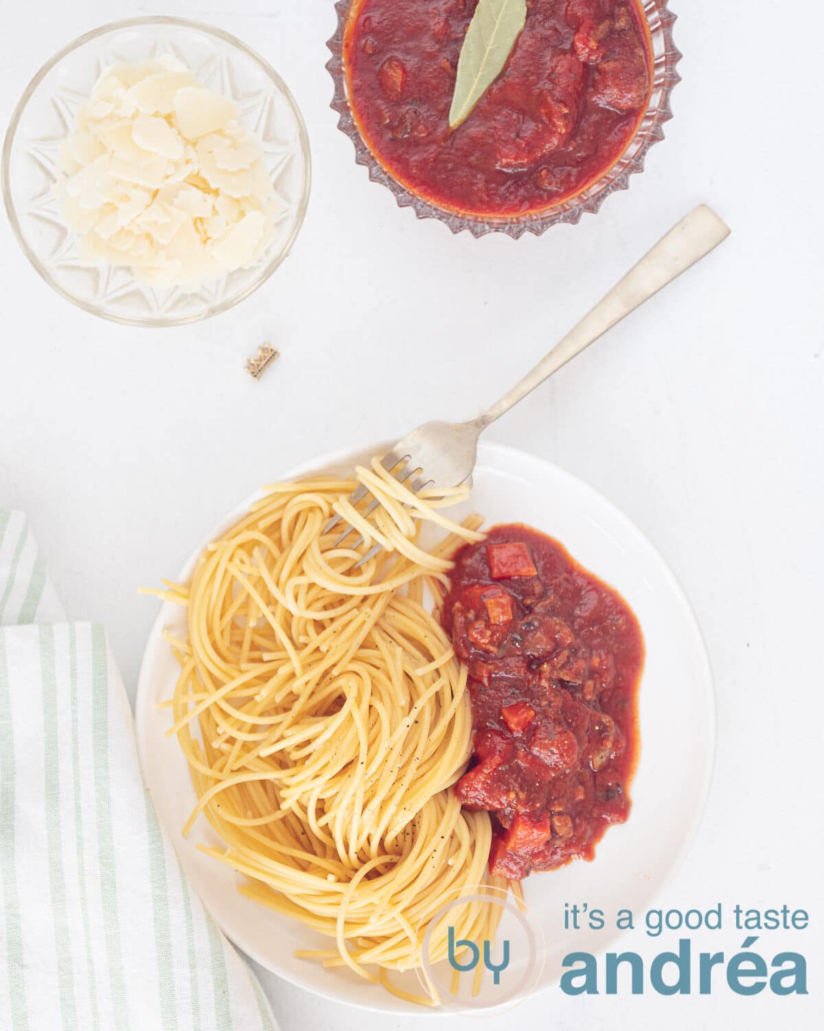 een bord met spaghetti en pastasaus van bovenaf