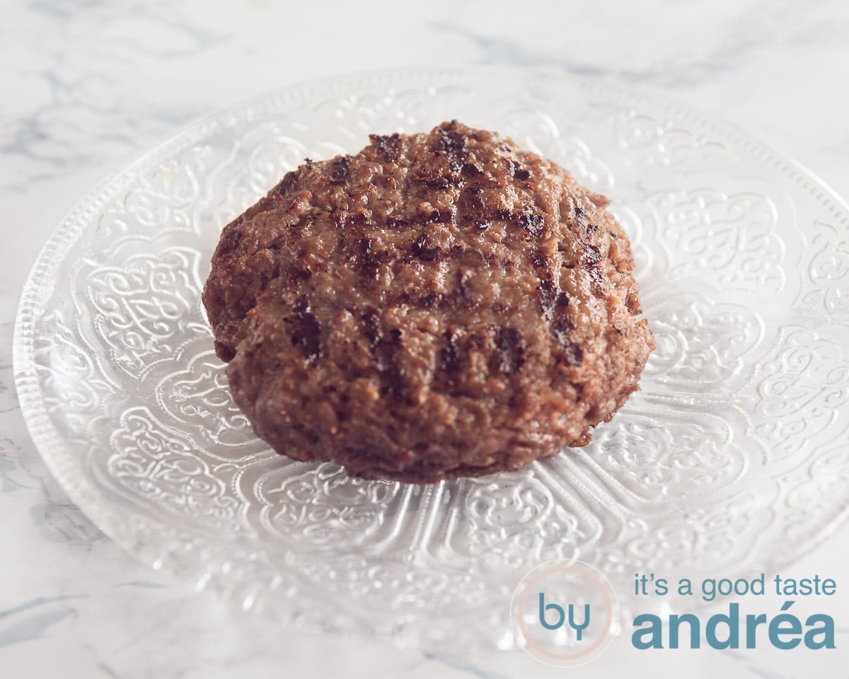 een gegrilde runderhamburger