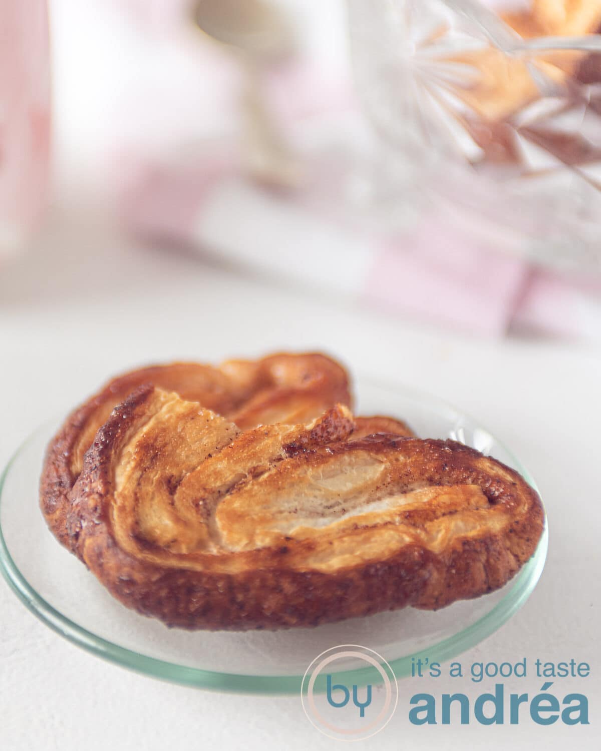 Een glazen schaaltje met twee palmiers bedekt met kaneelsuiker