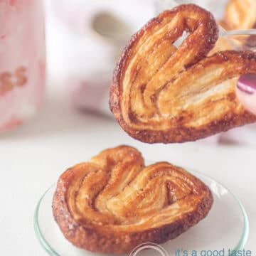 Twee palmiers, 1 op een schaaltje, 1 in de hand, een roze kopje op de achtergrond