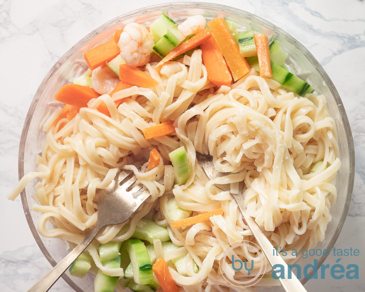 Roer de bami door de groenten en garnalen.