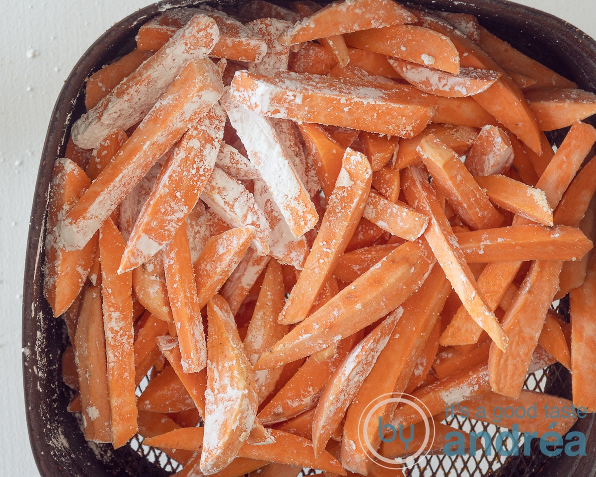 Gekruide friet van zoete aardappel in het bakje van de airfryer