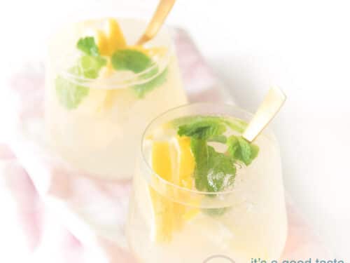 vierkante foto met twee glazen gevuld met een cocktail Gin en limoncello
