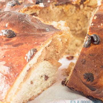 Een stuk brabantse broeder uit het brood gesneden. De rozijnen en de amandelspijs vulling zijn goed zichtbaar.