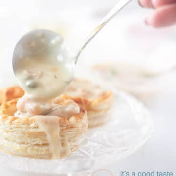 Een pasteibakje op een glazen bord. Een sauslepel schept een beetje garnalenragout in het bakje