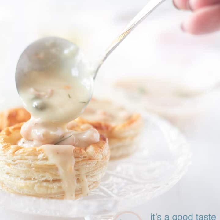 Een pasteibakje op een glazen bord. Een sauslepel schept een beetje garnalenragout in het bakje