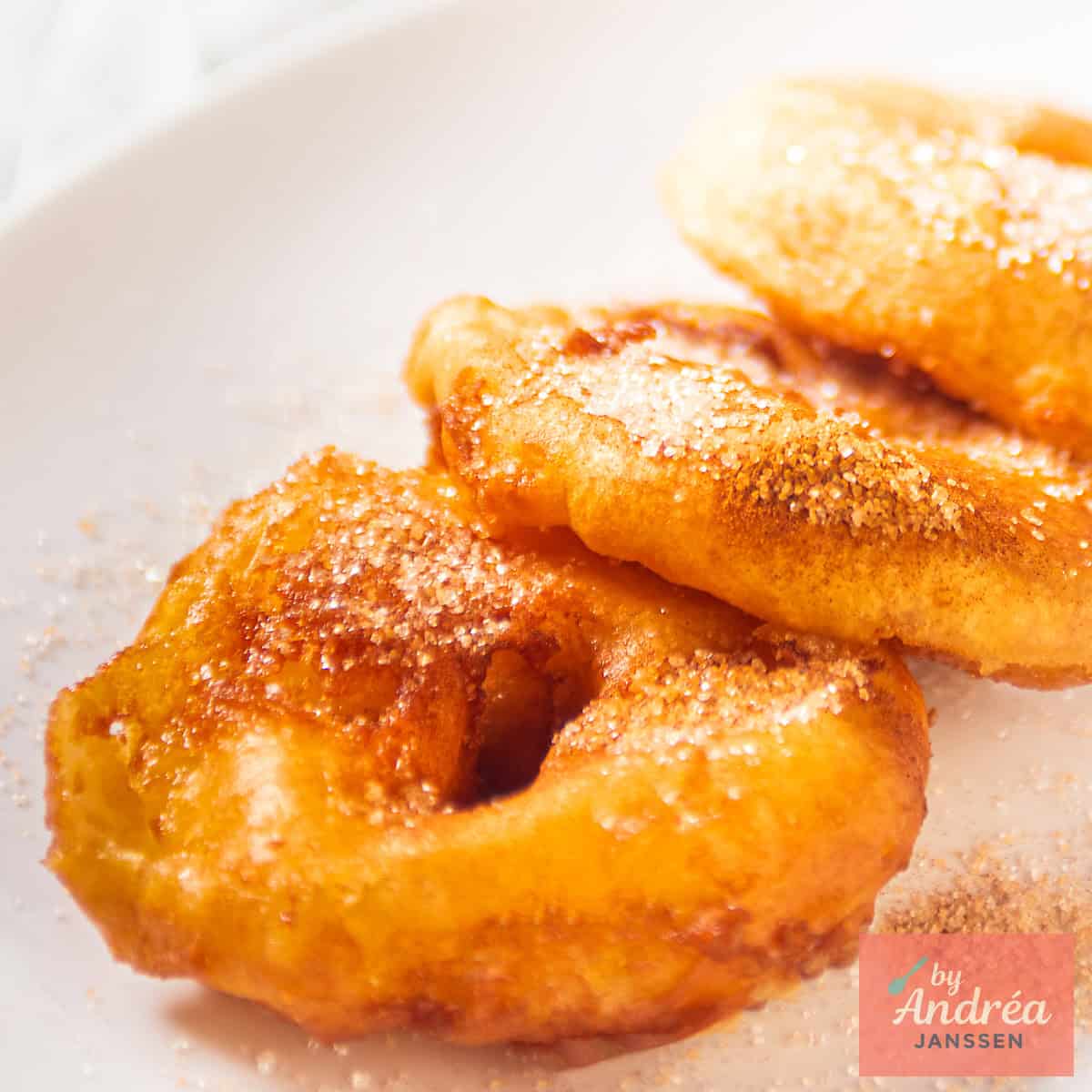 Vierkante foto met drie appelbeignets