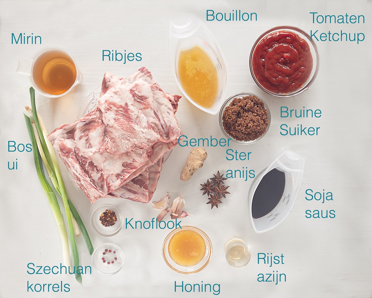 Ingrediënten nodig om sticky ribs te maken op een witte ondergrond