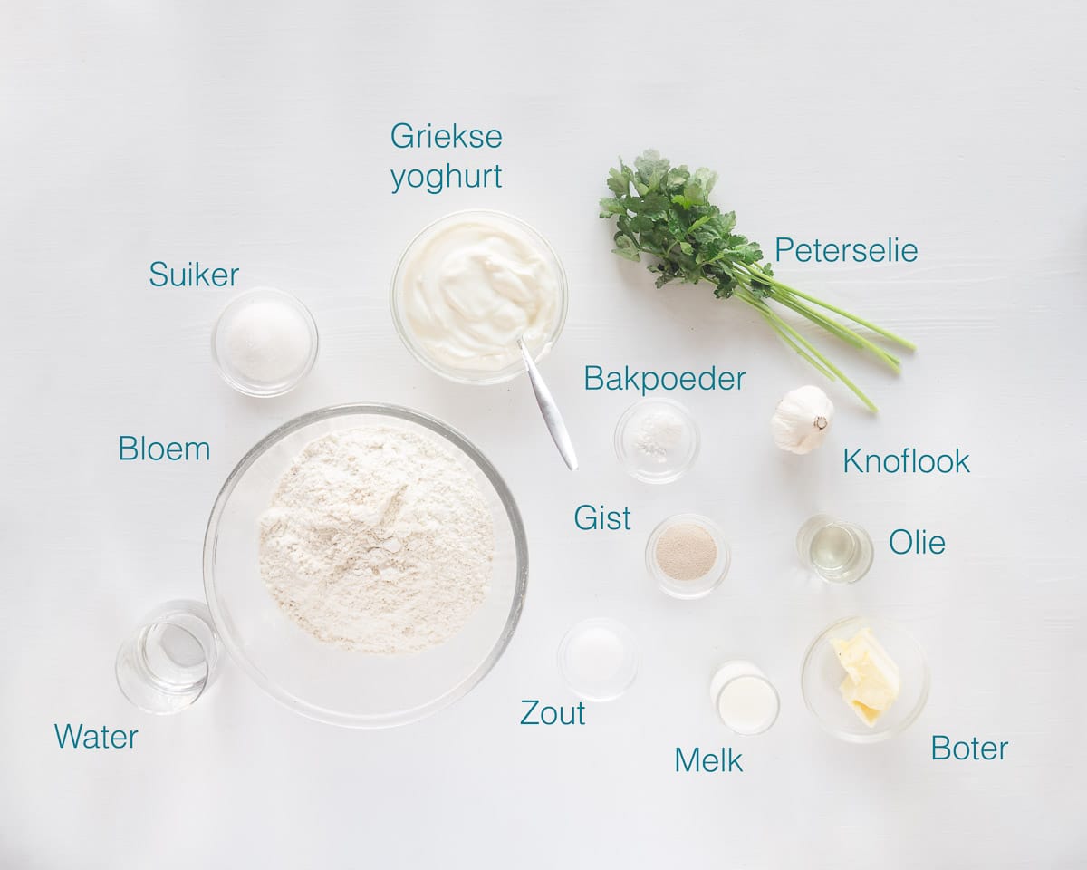 Ingrediënten knoflook naanbrood zelf maken met yoghurt en peterselie
