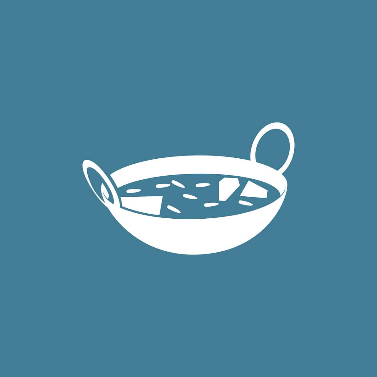 Een tekening van een wok gevuld met curry op een blauwe ondergrond