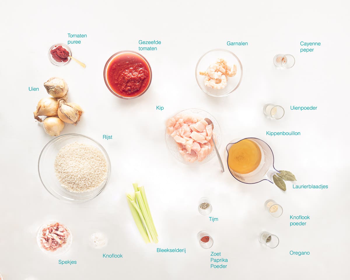 Ingredienten jambalaya met garnalen en kip op een witte ondergrond met tekst beschrijving van de ingrediënten