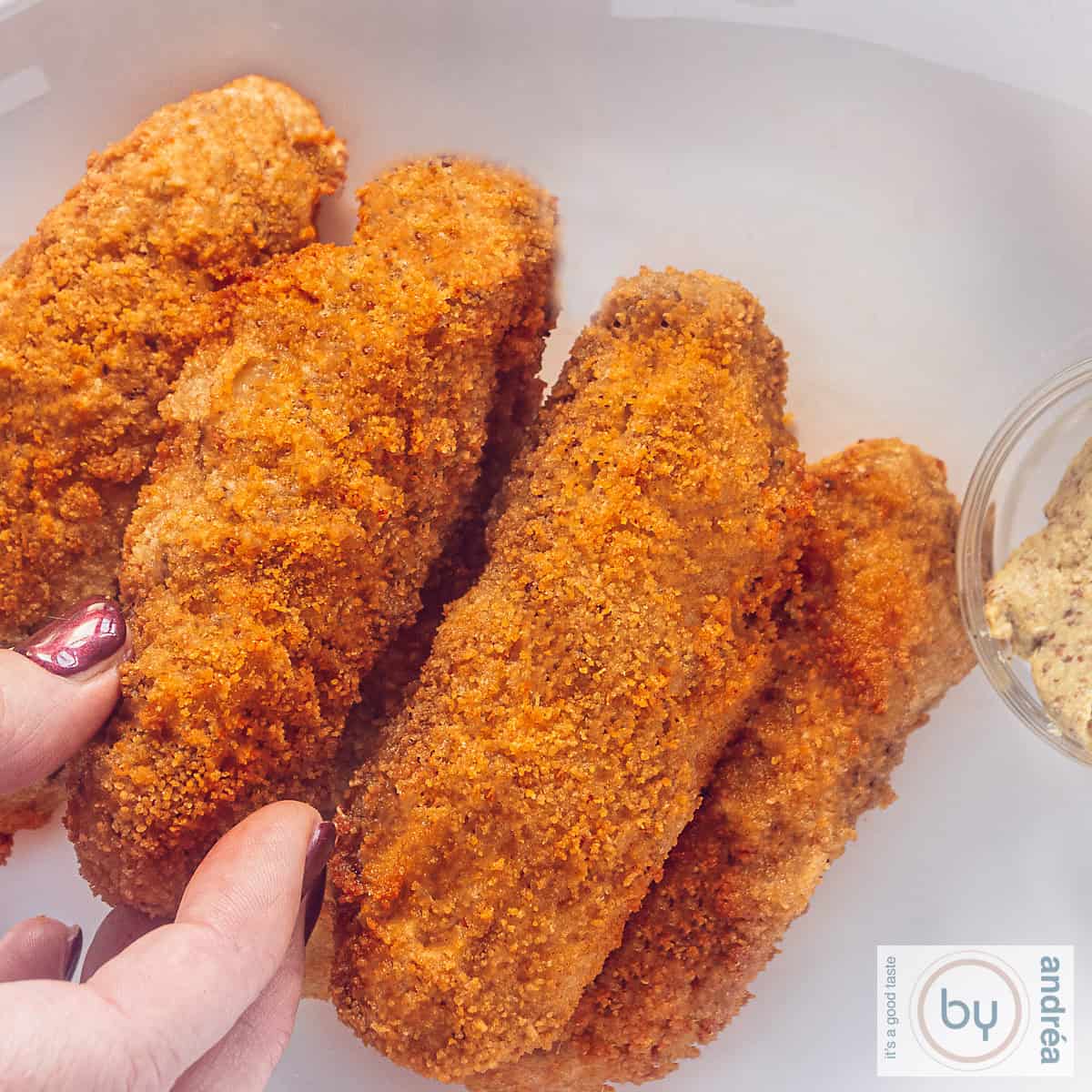 Een vierkante foto met kroketten van bovenaf