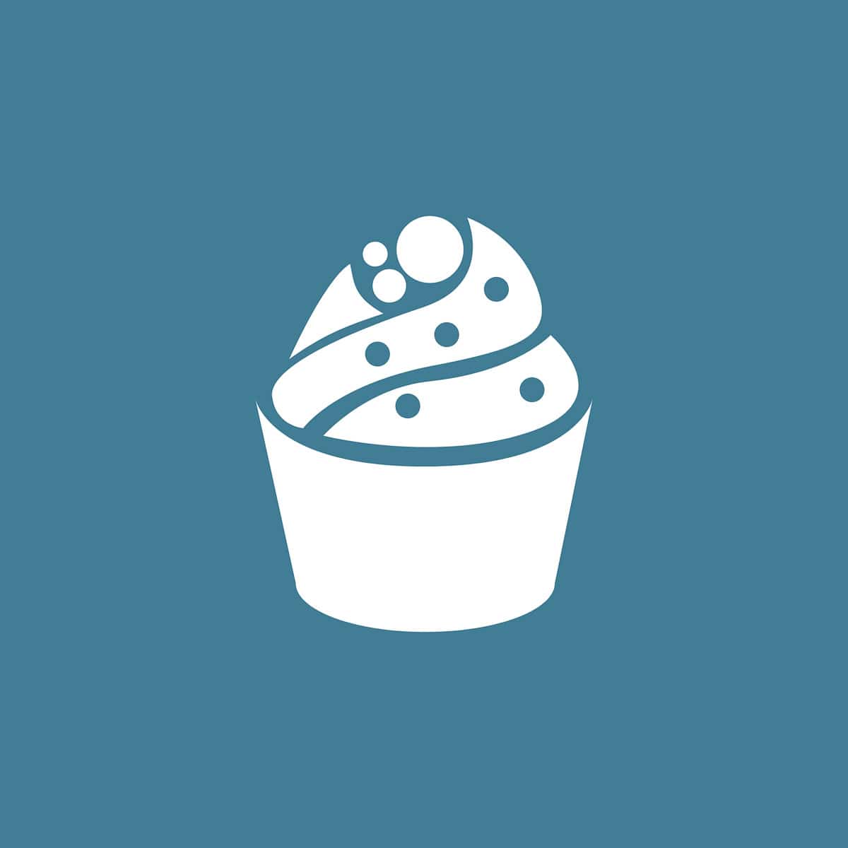 Een tekening van een cupcake met topping op een blauwe ondergrond