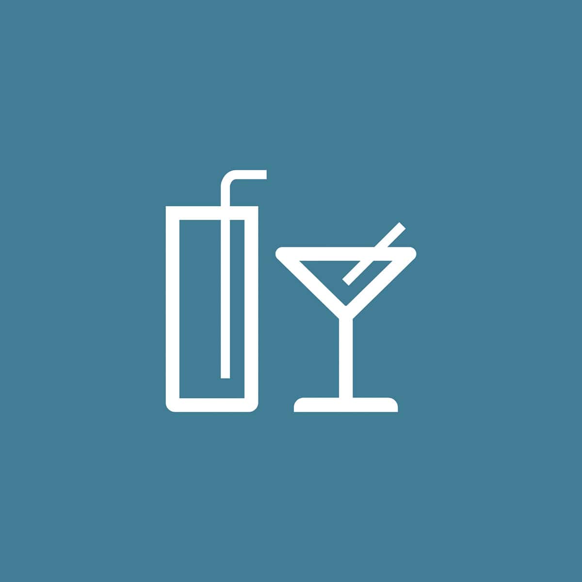 Een tekening van een longdrinkglas en een cocktailglas op een blauwe achtergrond