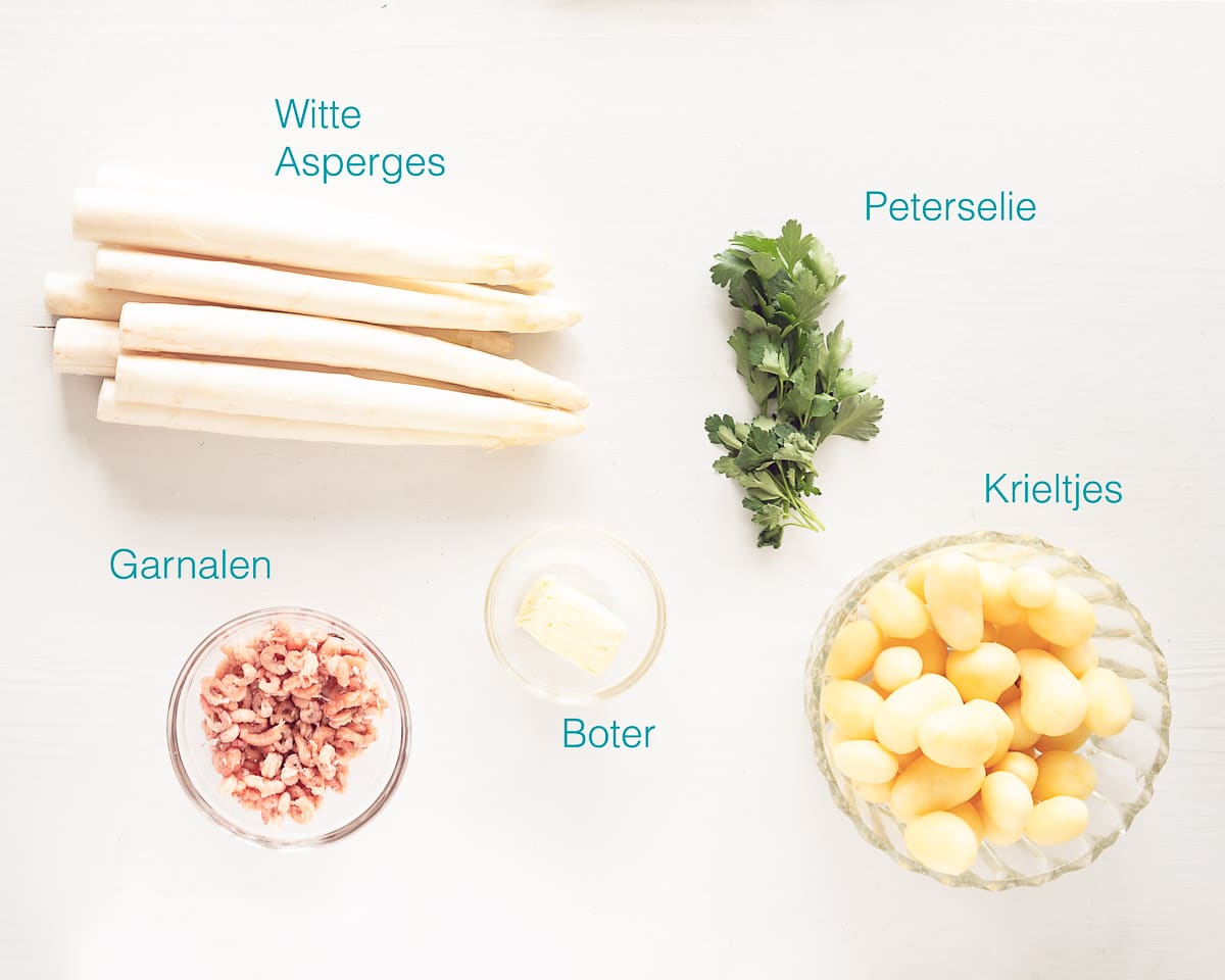 Ingredienten Witte Asperges met Garnalen en Krieltjes op een witte ondergrond met tekst beschrijving