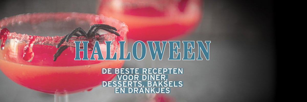 Twee glazen waar een spin uitklimt met een bloedrode vloeistof. Een tekstbeschrijving Halloween