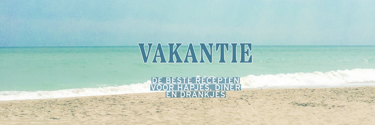 Een strand met zee en een tekst beschrijving vakantie en recepten