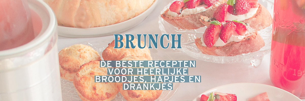 Deel van een tafel gedekt met broodjes, scones voor een brunch met een text beschrijving