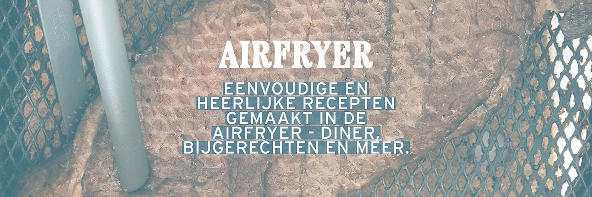 Een stuk steak dat in de Airfryer licht met een tekstoverlay eenvoudige en heerlijke recepten gemaakt in de Airfryer, diner, bijgerechten en meer.