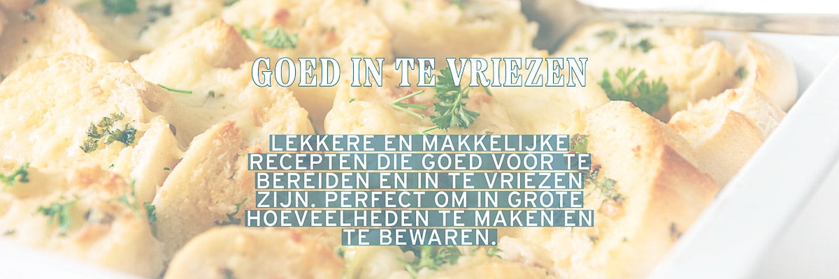 een deel van een ovenschaal met de tekst overlay goed in te vriezen - lekkere en makkelijke recepten die goed voor te bereiden en in te vriezen zijn, Perfect om in grote hoeveelheden te maken en te bewaren.