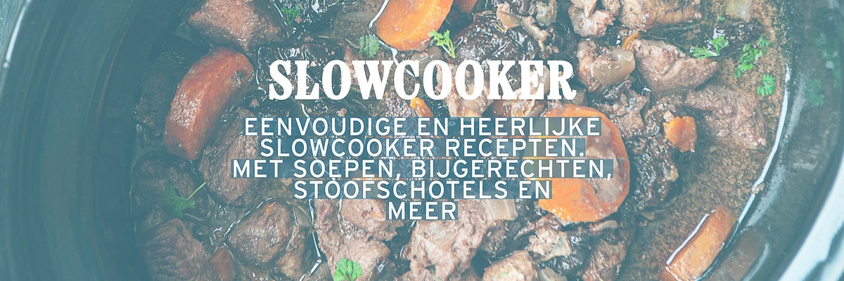 Een slowcooker met inhoud en een tekstbeschrijving eenvouidge en heerlijke slowcooker recepten met soepen, bijgerechten, stoofschotels en meer