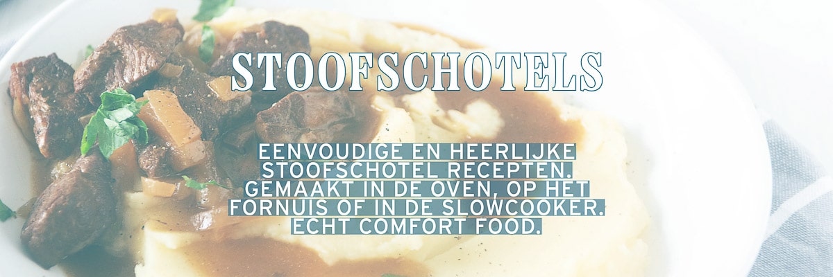 Een deel van een bord met hachee en aardappelpuree. Een tekstoverlay stoofschotels eenvoudige en heerlijke stoofschotel recepten gemaakt in de oven, op het fornuis of in de slowcooker. Echt comfort food