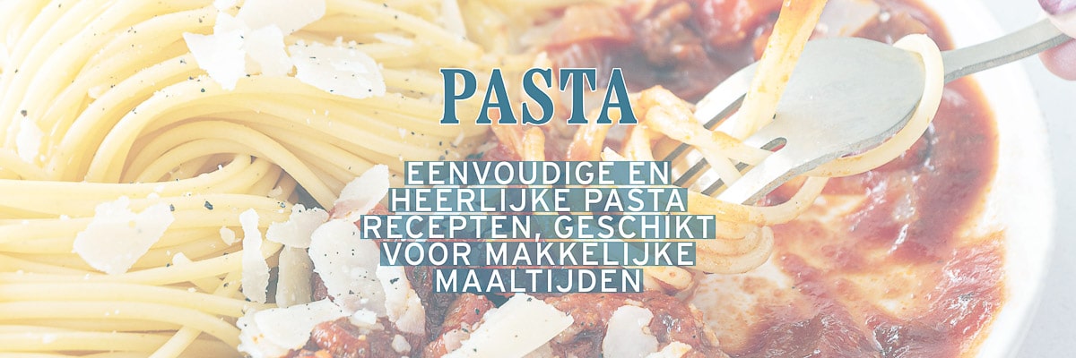 Een deel van een bord met spaghetti en bolognaise saus. Een tekst beschrijving Pasta eenvoudige en heerlijke pasta recepten, geschikt voor makkelijke maaltijden